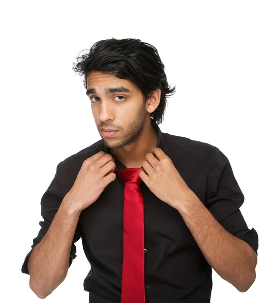 Bonito homem segurando seu colarinho camisa — Fotografia de Stock