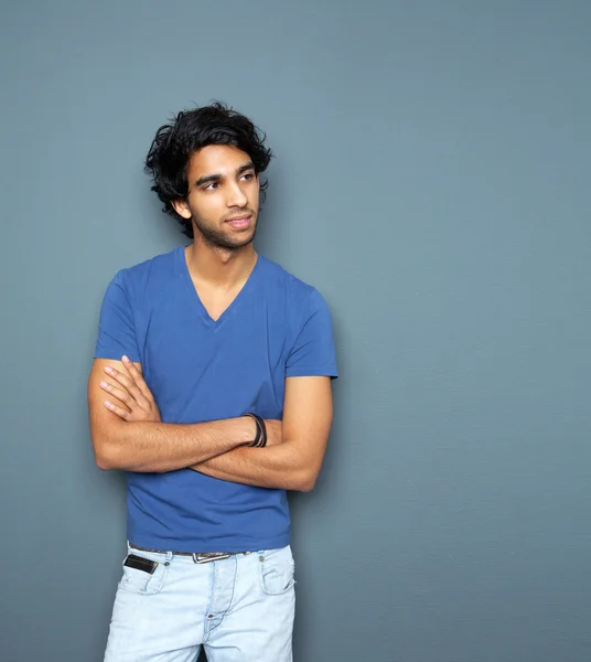 Retrato de un hombre casual de pie con los brazos cruzados — Foto de Stock