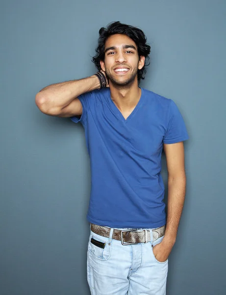 Retrato de um jovem sorridente com a mão no cabelo — Fotografia de Stock