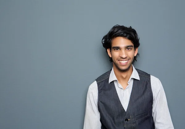 Retrato de um belo jovem sorrindo — Fotografia de Stock