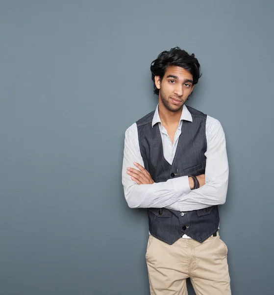 Casual business man standing with arms crossed — Stock Photo, Image