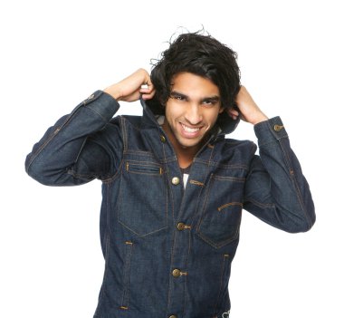 adam gülüyor ve denim ceket yaka tutarak