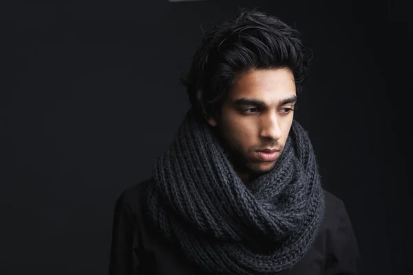 Jovem atraente em cachecol de lã — Fotografia de Stock