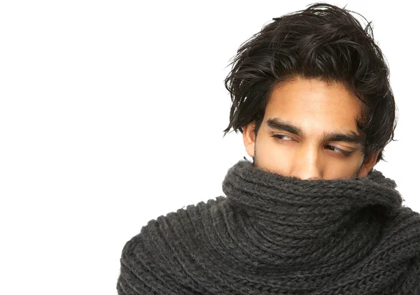 Mysterieuze man met gezicht vallende wol sjaal — Stockfoto