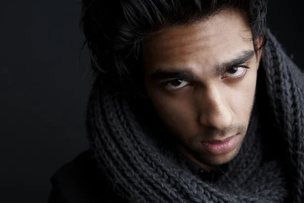 Портрет молодого человека с серым шерстяным шарфом — стоковое фото