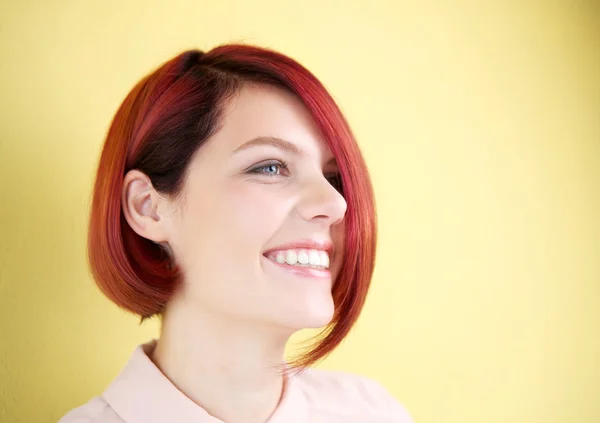 Молодая женщина с рыжими волосами улыбается — стоковое фото