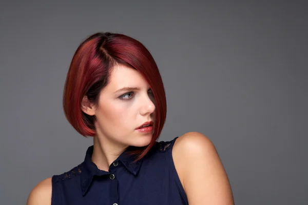 Modern saç modeli olan Kızıl saçlı kadın — Stok fotoğraf