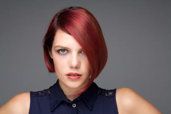 Modelo de moda feminina com cabelo curto vermelho — Fotografia de Stock