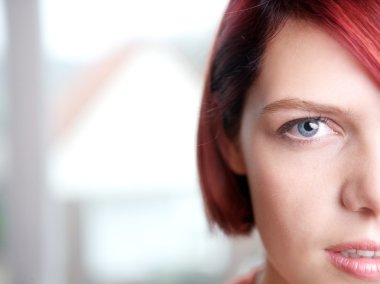 güzel bir genç kadının portresi yarım yüz