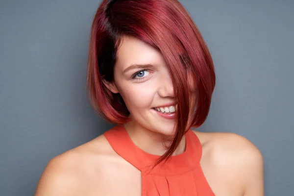 Ung kvinna skratta med rött hår — Stockfoto
