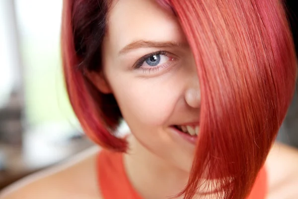 Frau mit roten Haaren und blauen Augen lächelt — Stockfoto