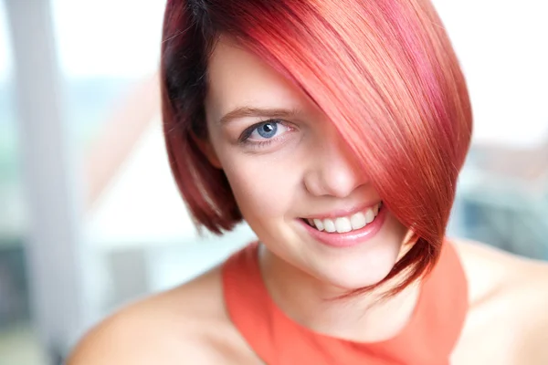 Candid portrait of a young woman smiling — Stock Photo, Image