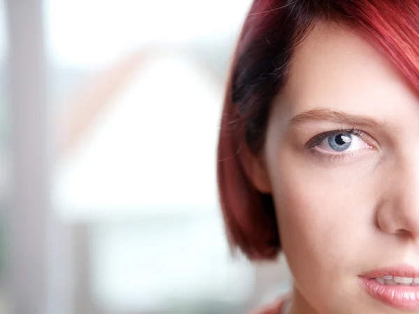 Mezza faccia ritratto di una bella giovane donna — Foto Stock