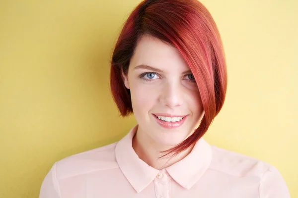 Smiling young woman looking at camera — Stock Photo, Image