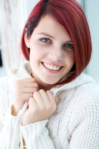 Jovem mulher sorrindo com suéter branco — Fotografia de Stock