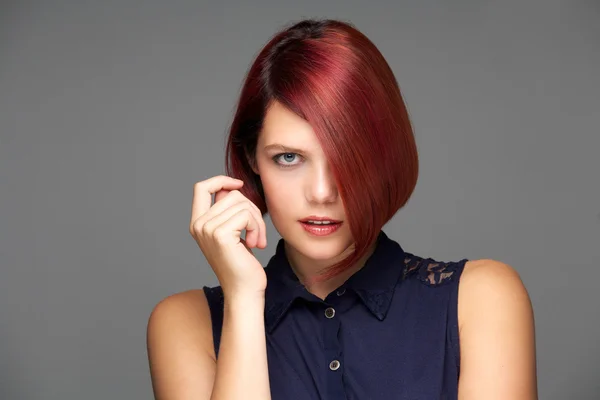 Modelo de moda feminina elegante com cabelo vermelho curto — Fotografia de Stock