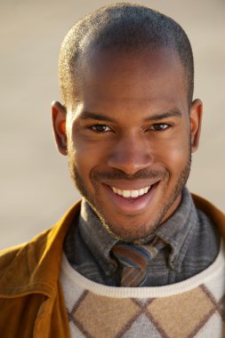 gülümseyen yakışıklı zenci