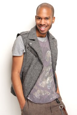 gülümseyen yakışıklı bir siyah adam portresi