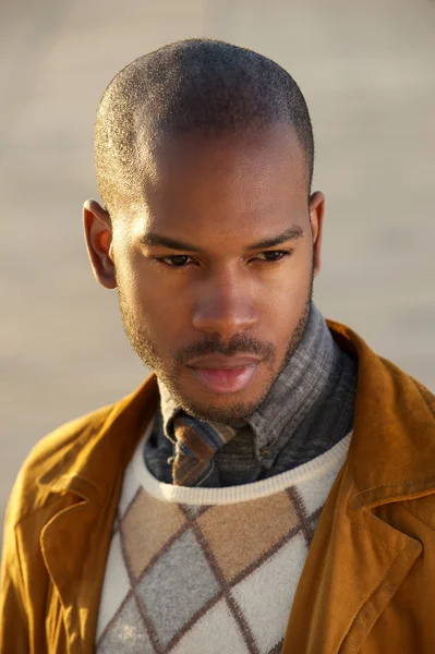 Retrato de um modelo de moda masculina na moda ao ar livre — Fotografia de Stock