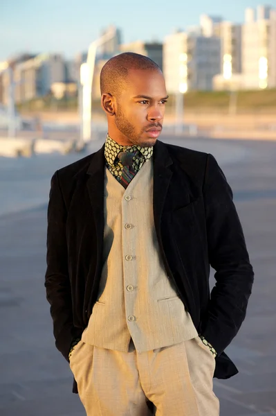 Modelo de moda masculina posando al aire libre — Foto de Stock