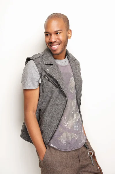 Csinos, fiatal fekete férfi mosolyogva — Stock Fotó