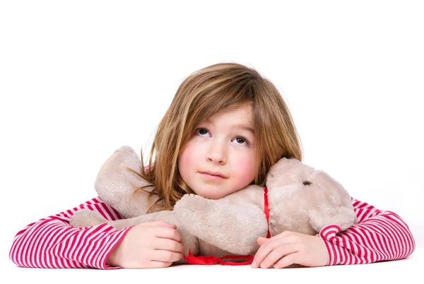 Schattig jong meisje ontspannen met teddy bear — Stockfoto
