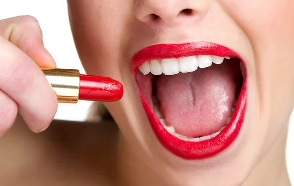 Demi-visage sourire femme avec rouge à lèvres — Photo
