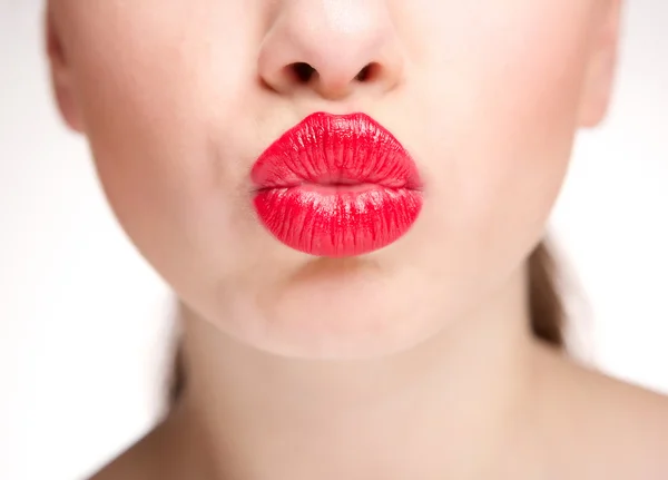 Vrouw met sexy rode lippen kussen — Stockfoto