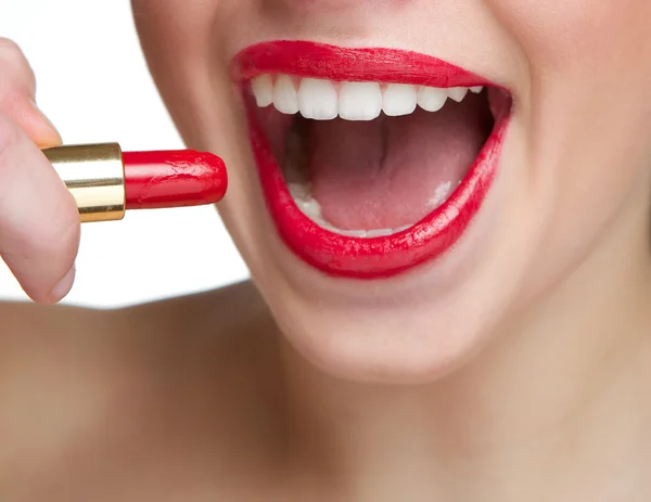 Vrouw die lacht met rode lippenstift — Stockfoto