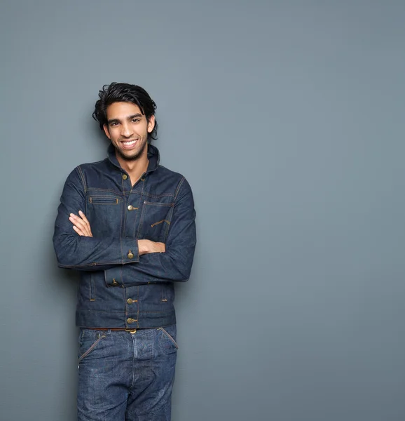 Sorrindo homem em roupas casuais — Fotografia de Stock