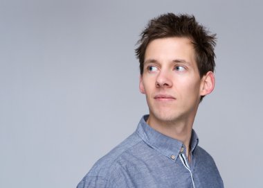 genç adam uzakta gri arka plan üzerinde seyir