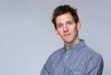 genç adam gri arka plan üzerinde tek başına