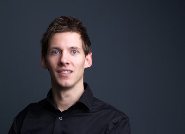 koyu gri arka planı kılığında bir adam