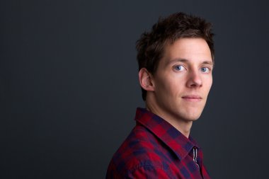 genç adam koyu gri arka plan üzerinde