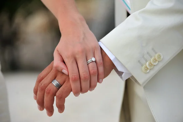 Noiva e noivo mãos com anéis de casamento — Fotografia de Stock