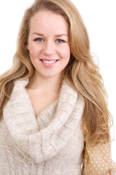 Lächelnde junge blonde Frau — Stockfoto
