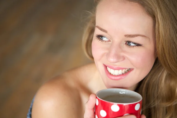 Disfrutando de una taza de té en casa — Foto de Stock