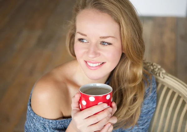Kvinna som njuter av en kopp te hemma — Stockfoto