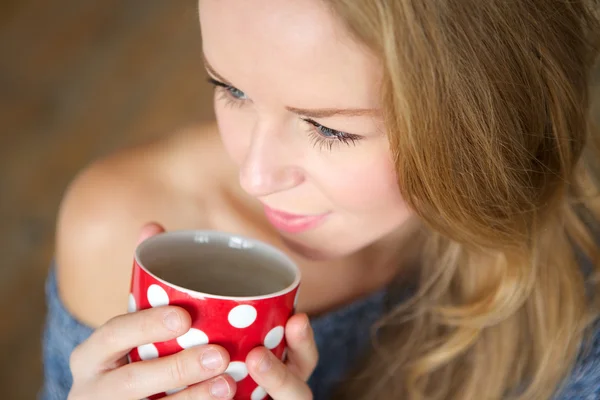 Fiatal nő élvezi csésze tea — Stock Fotó