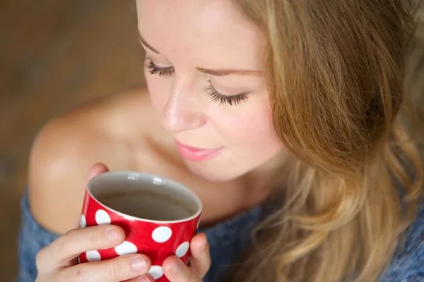 Bella giovane donna che si gode una tazza di tè a casa — Foto Stock