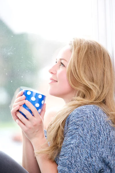 Mooie blonde vrouw ontspannen — Stockfoto