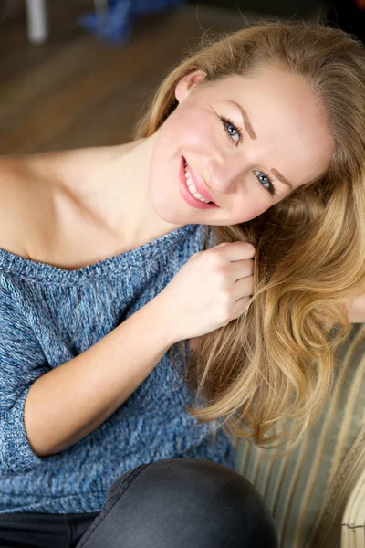 Feliz joven mujer sonriendo en casa —  Fotos de Stock