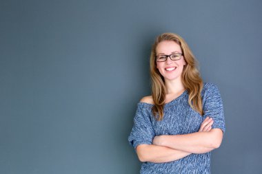 gri arka planı duran iş kadın