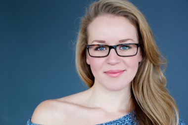 Gözlüklü sarışın güzel kadın