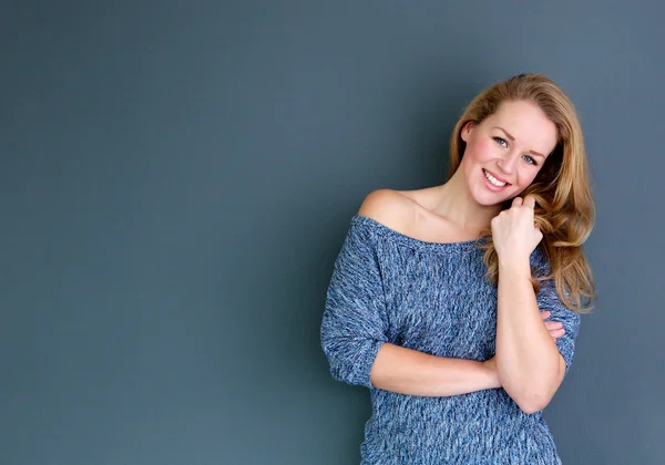 Mulher loira jovem bonita sorrindo — Fotografia de Stock