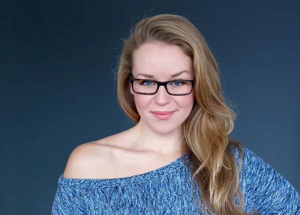 Ung kvinna bär glasögon — Stockfoto