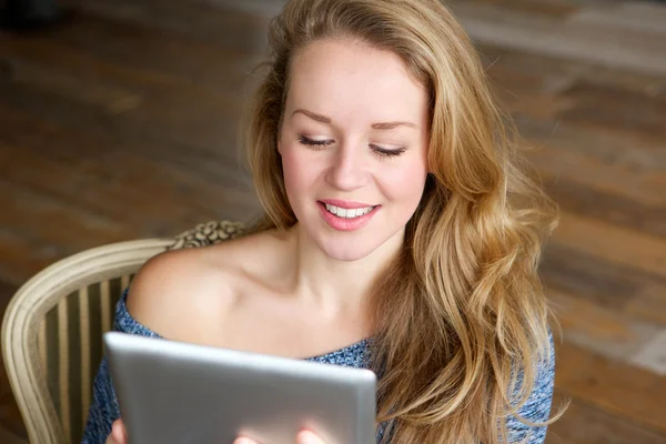 Vacker kvinna med dator tablet — Stockfoto