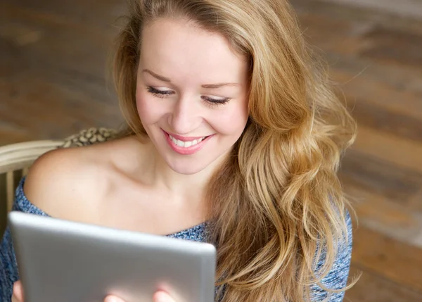 Jovencita con tableta de pantalla táctil — Foto de Stock