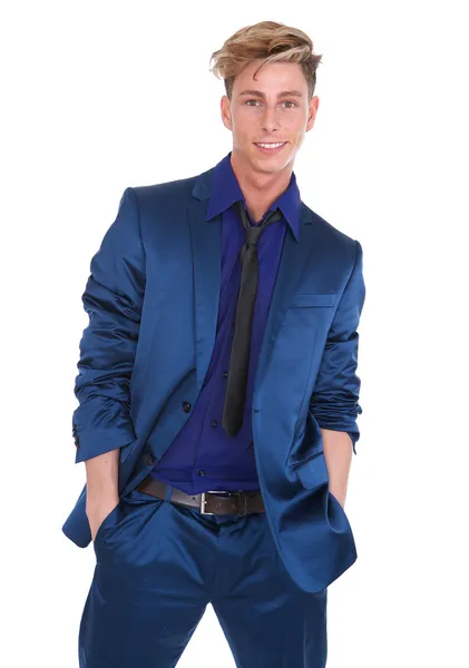 Encantador joven posando en traje azul — Foto de Stock