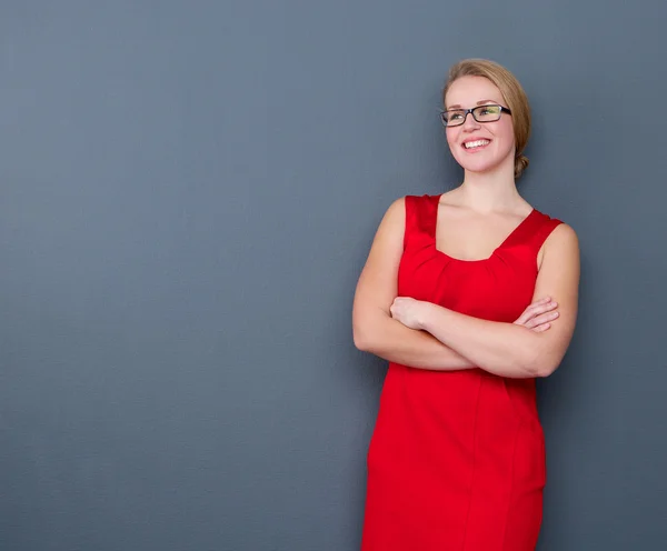 Lächelnde junge Geschäftsfrau mit Brille — Stockfoto